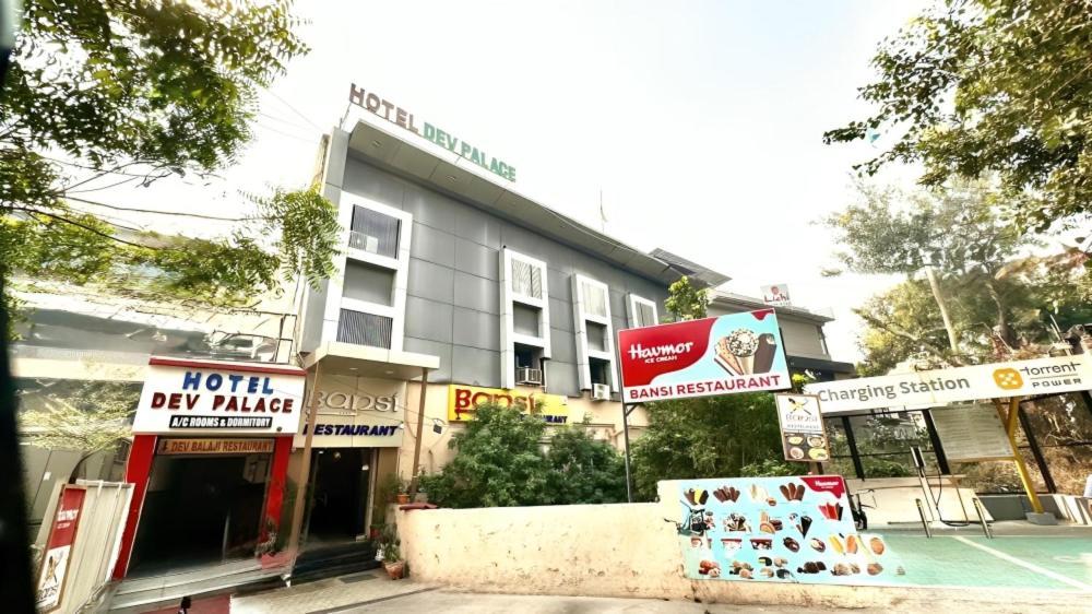 Hotel Dev Palace 아흐메다바드 외부 사진