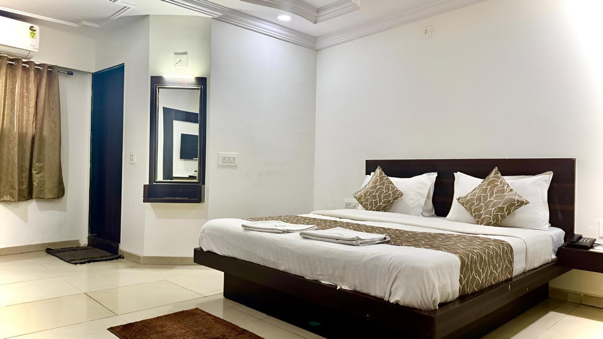 Hotel Dev Palace 아흐메다바드 외부 사진