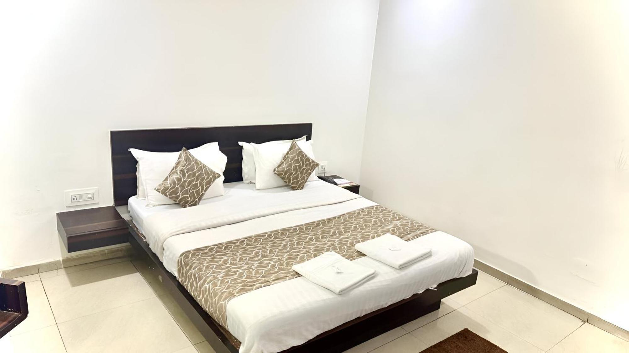 Hotel Dev Palace 아흐메다바드 외부 사진