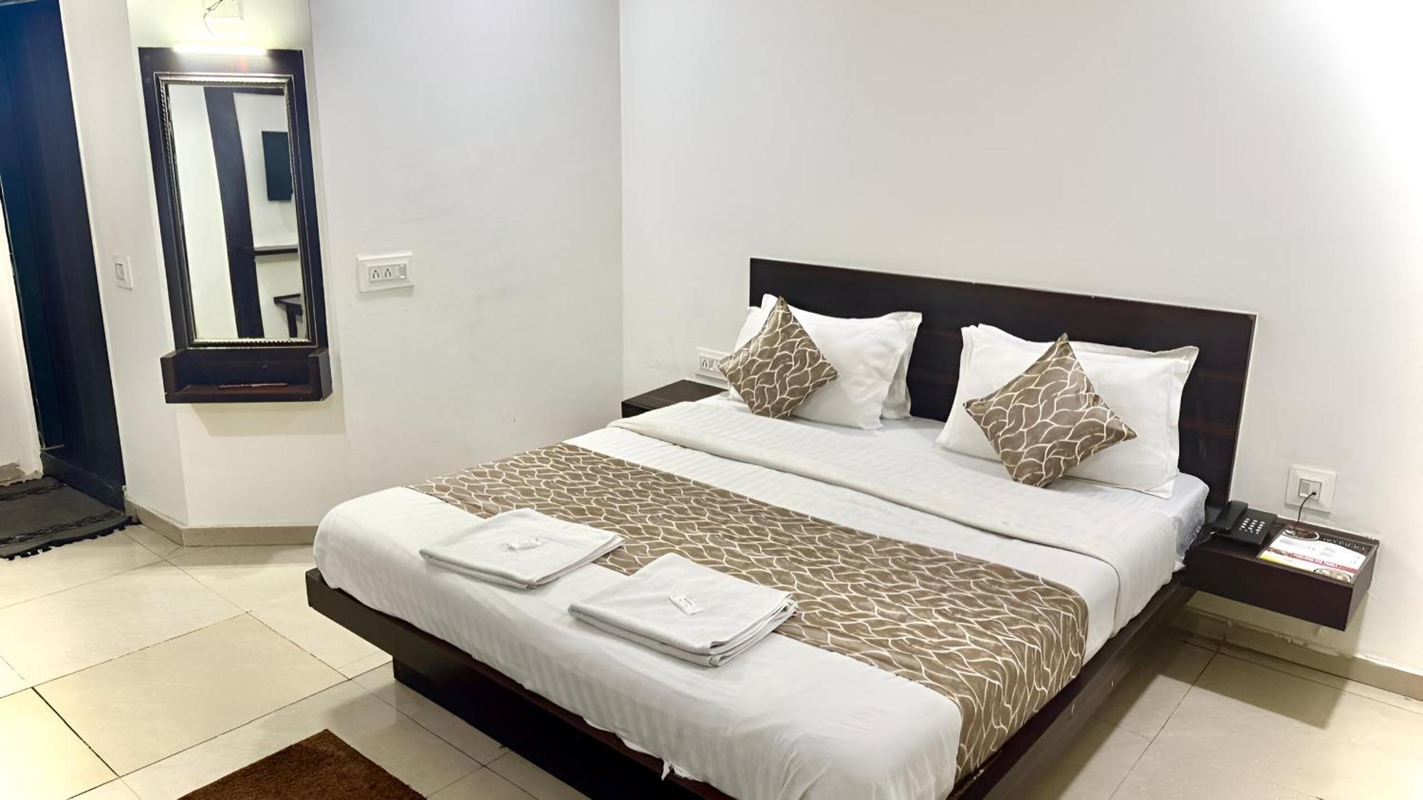 Hotel Dev Palace 아흐메다바드 외부 사진