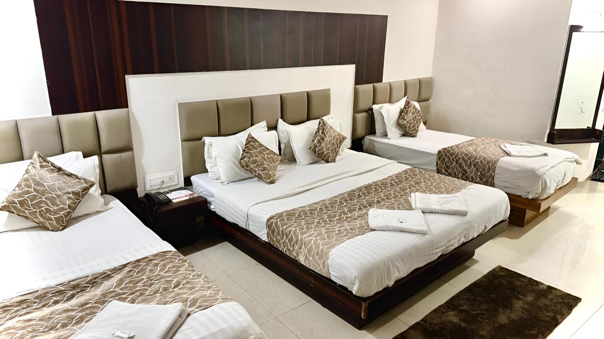 Hotel Dev Palace 아흐메다바드 외부 사진