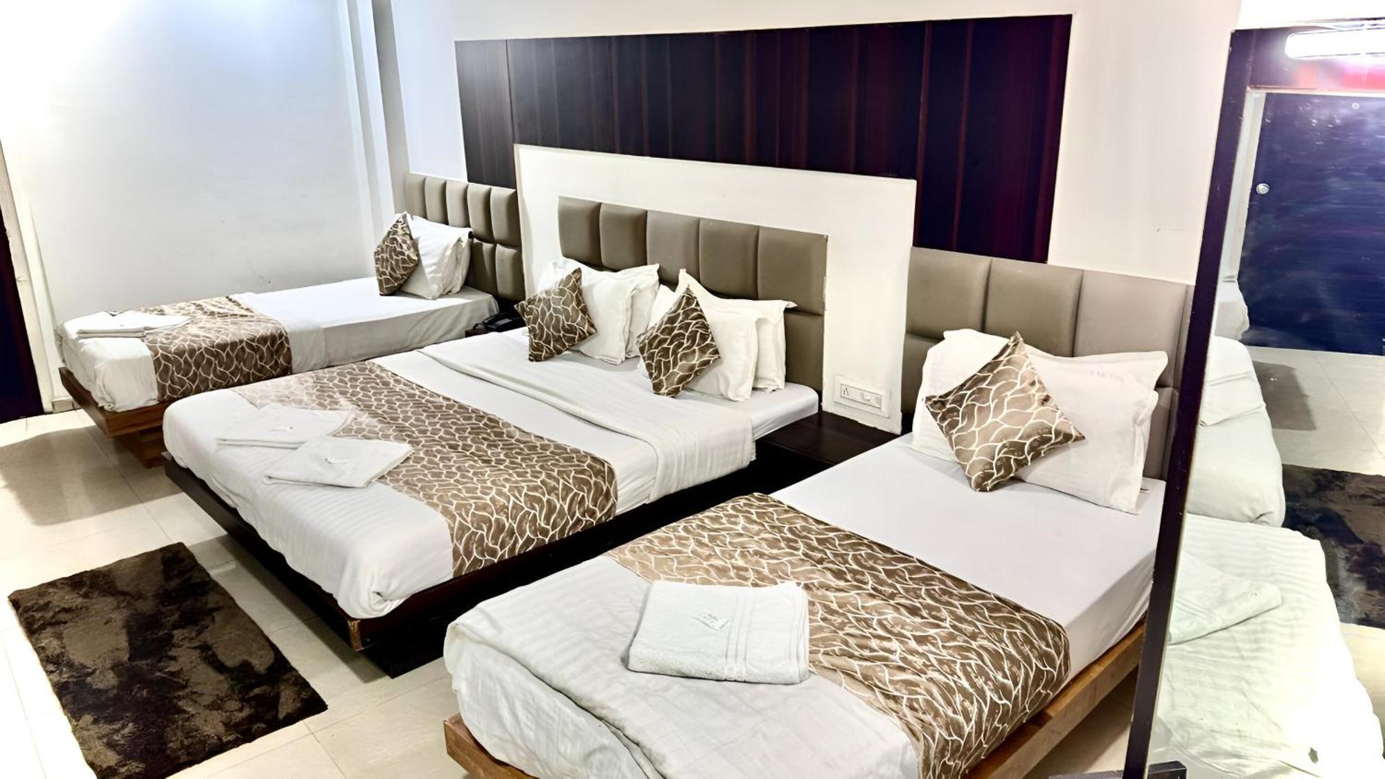 Hotel Dev Palace 아흐메다바드 외부 사진