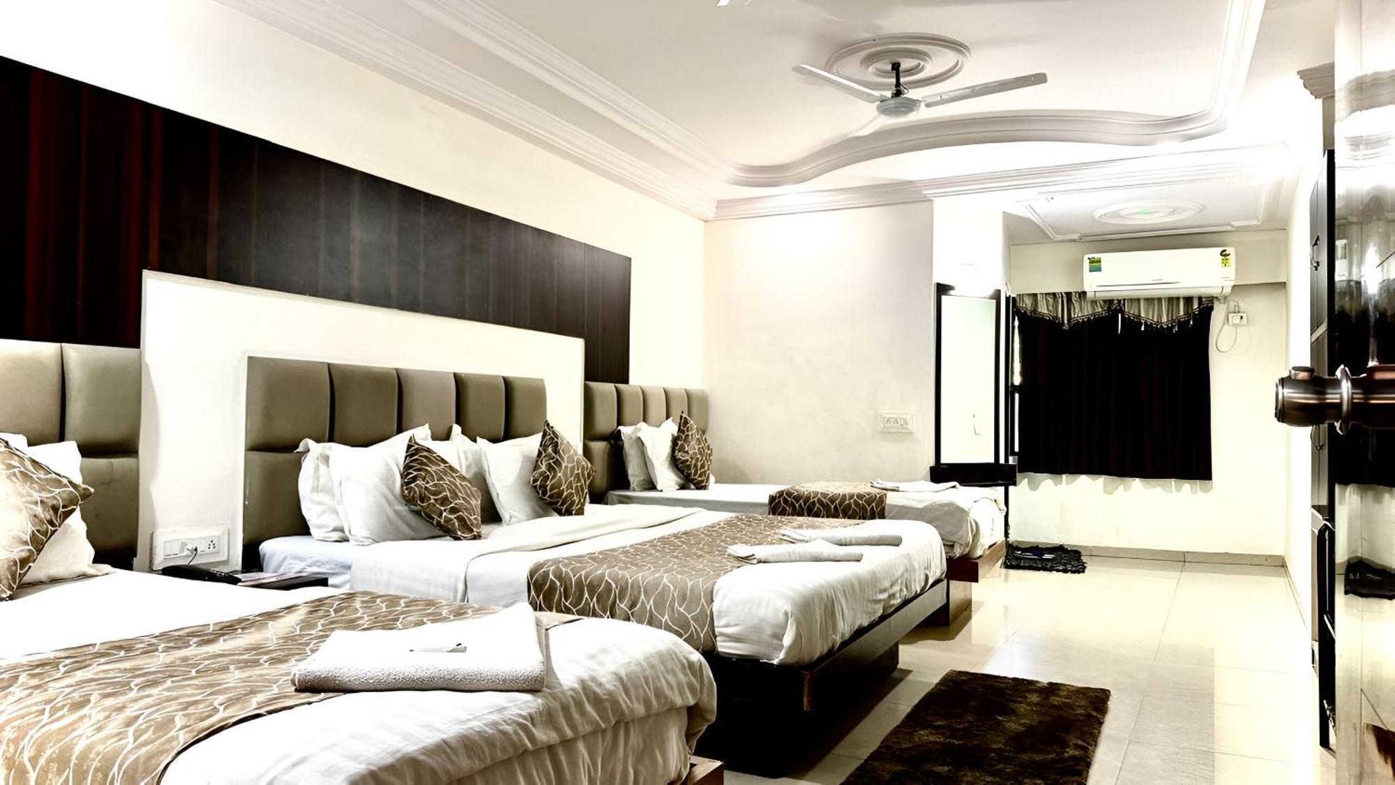Hotel Dev Palace 아흐메다바드 외부 사진